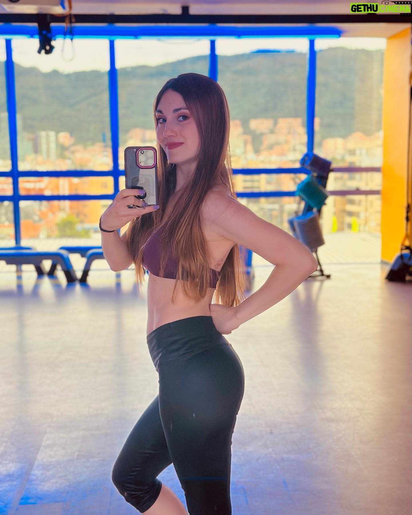 Viviana Santos Instagram - @smartfitco Hoy no era día de pierna, ni de brazo, era día de espejo 🤭🏋️♀️💪