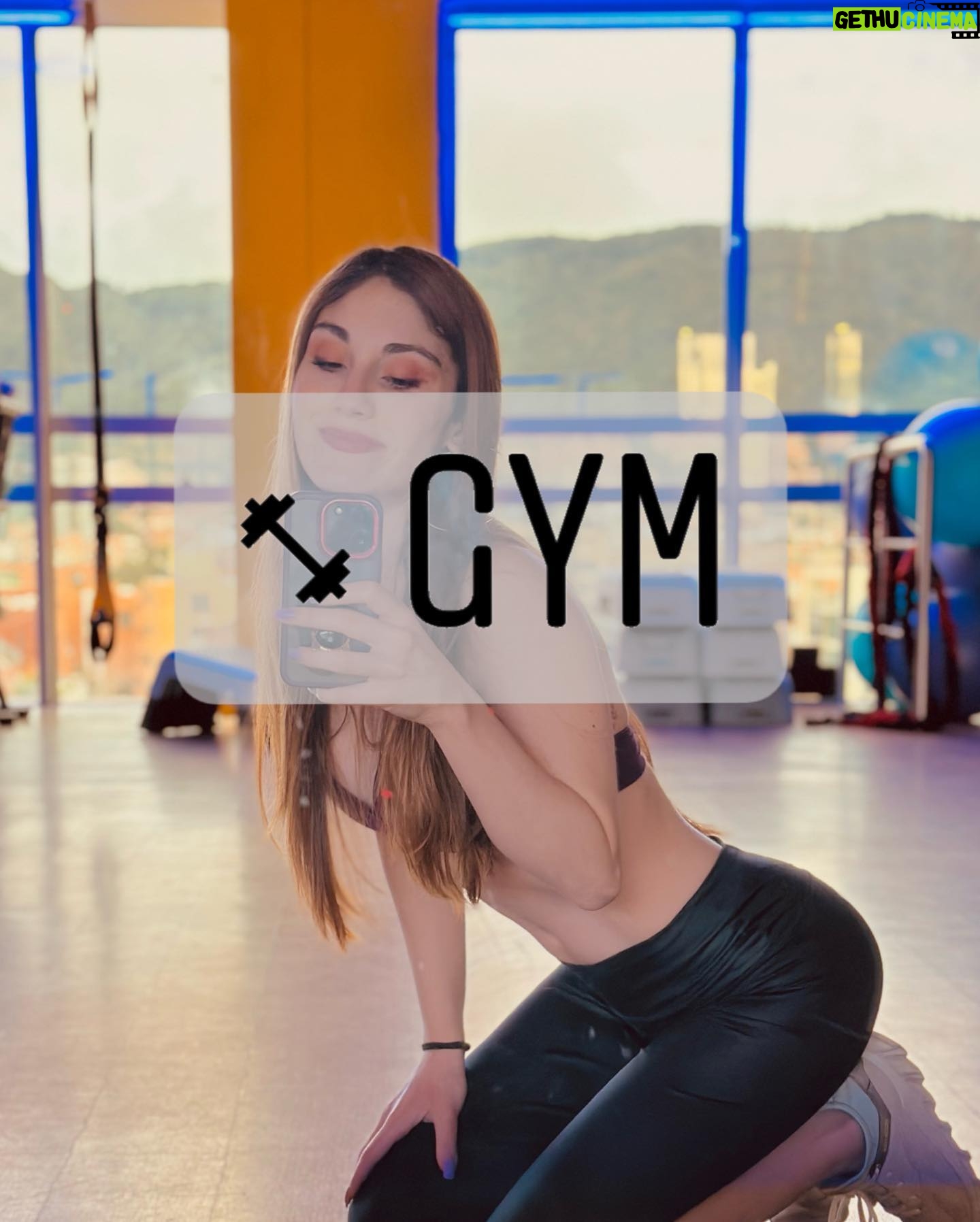 Viviana Santos Instagram - @smartfitco Hoy no era día de pierna, ni de brazo, era día de espejo 🤭🏋️♀️💪
