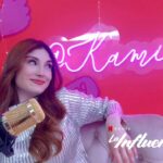 Viviana Santos Instagram – Ella es Kamila y forma parte de la nueva serie de Netflix, “LA INFLUENCER”. Podría decir que es el personaje que más he disfrutado interpretar en mi carrera, y cuando la vean, sabrán por qué. Pueden ir a buscarla ya para verla, porque desde hoy todos los capítulos están disponibles en #Netflix .
Gracias miles por guiarme y permitirme darle vida a #Kamila 💕 @sitmoran #andresmarroquin @daniel_arenass #monicacifuentes @gaviriajuanfelipe @caracoltv
💪@mariaibaneztalentmanager 💕