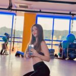 Viviana Santos Instagram - @smartfitco Hoy no era día de pierna, ni de brazo, era día de espejo 🤭🏋️‍♀️💪