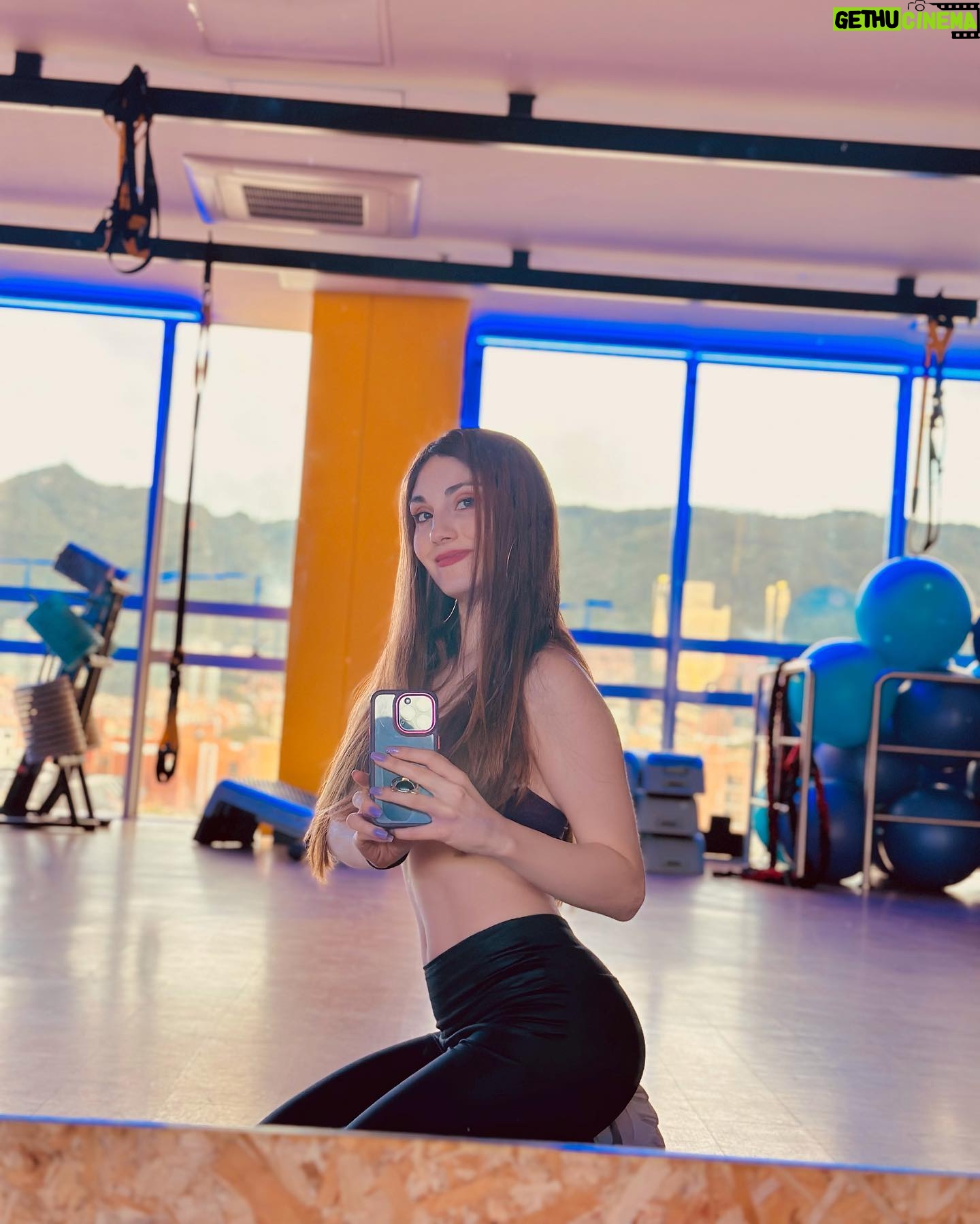 Viviana Santos Instagram - @smartfitco Hoy no era día de pierna, ni de brazo, era día de espejo 🤭🏋️♀️💪
