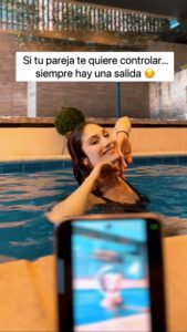Viviana Santos Instagram - ¡Ya sabes! 😏🤭… Sumérgete en la innovación con el #SamsungZFlip5 . Resistente al agua dulce💦 hasta 1.5 metros por 30 minutos. #ExpandeTuMundo con estilo! 😎 ¿List@ para el cambio? Patrocinado por @samsungcolombia . .#publicidad . #zflip5 #samsungzflip #samsung #humor #relaciones #relacionestoxicas