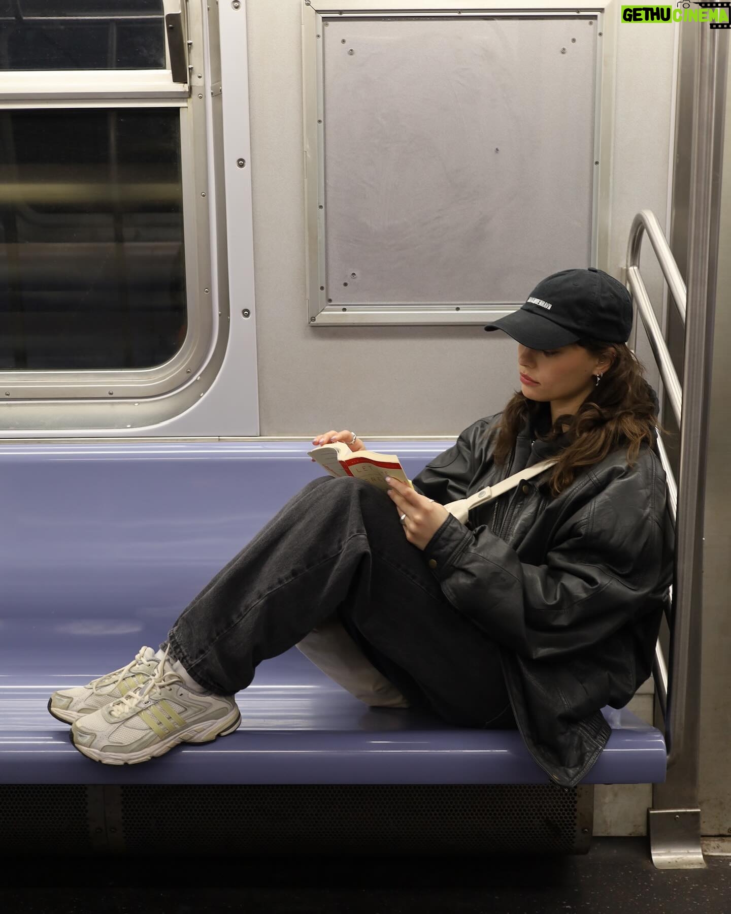 Vivien König - 2.5K Likes - what are you currently reading and what would you rate it so far? (x/10)
