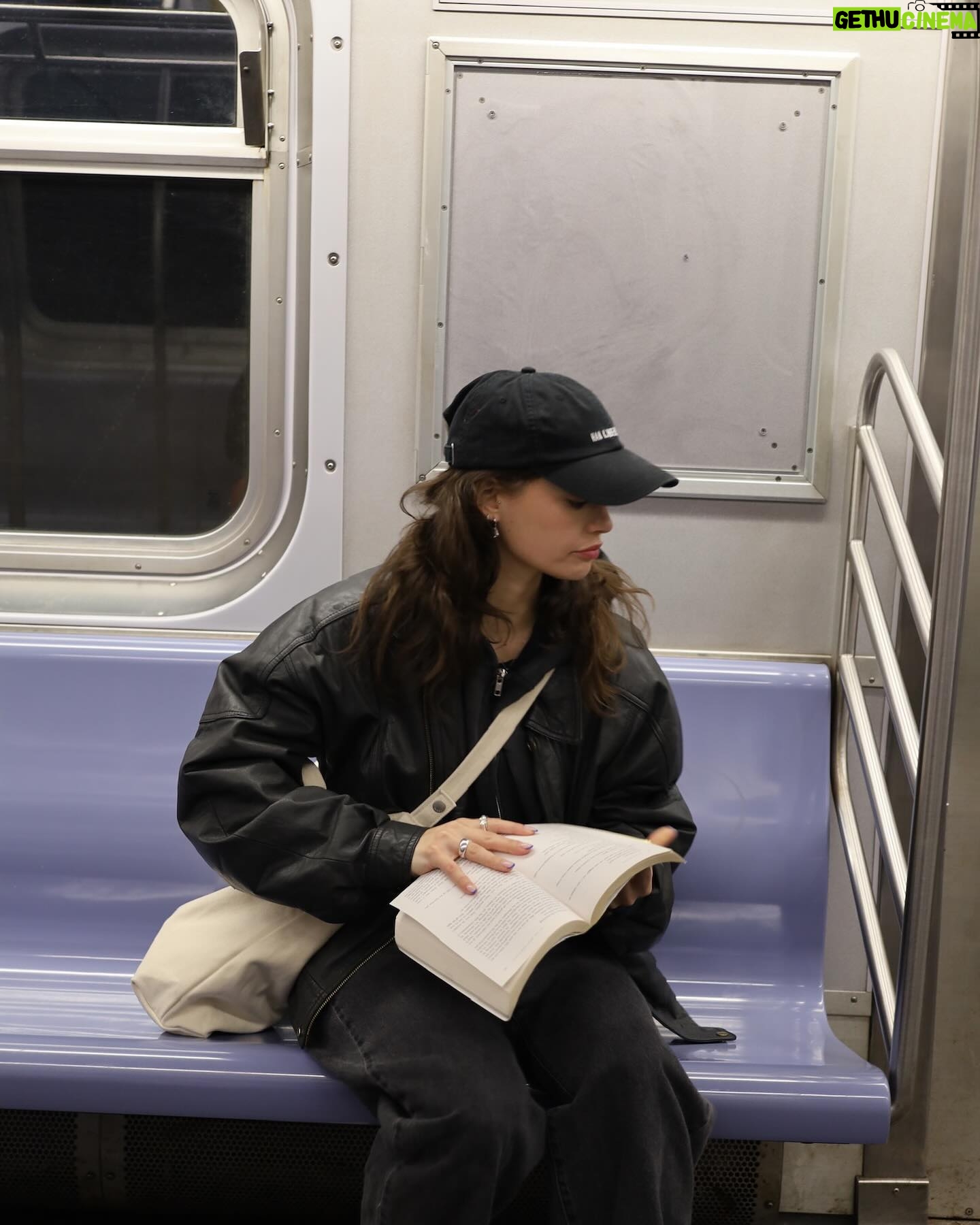 Vivien König - 2.5K Likes - what are you currently reading and what would you rate it so far? (x/10)