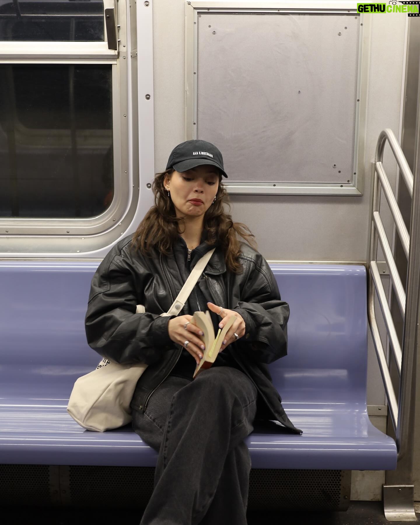 Vivien König - 2.5K Likes - what are you currently reading and what would you rate it so far? (x/10)