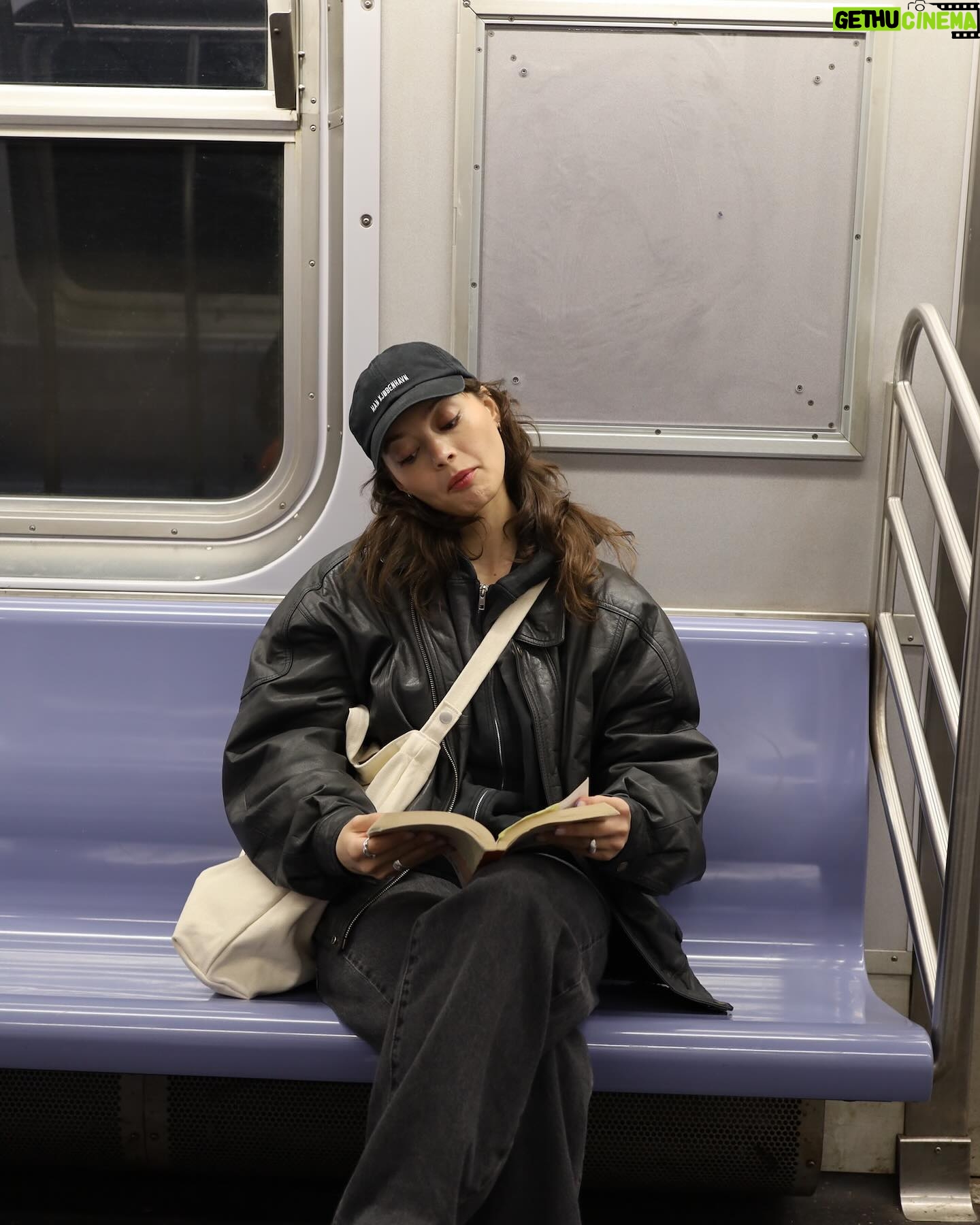 Vivien König - 2.5K Likes - what are you currently reading and what would you rate it so far? (x/10)