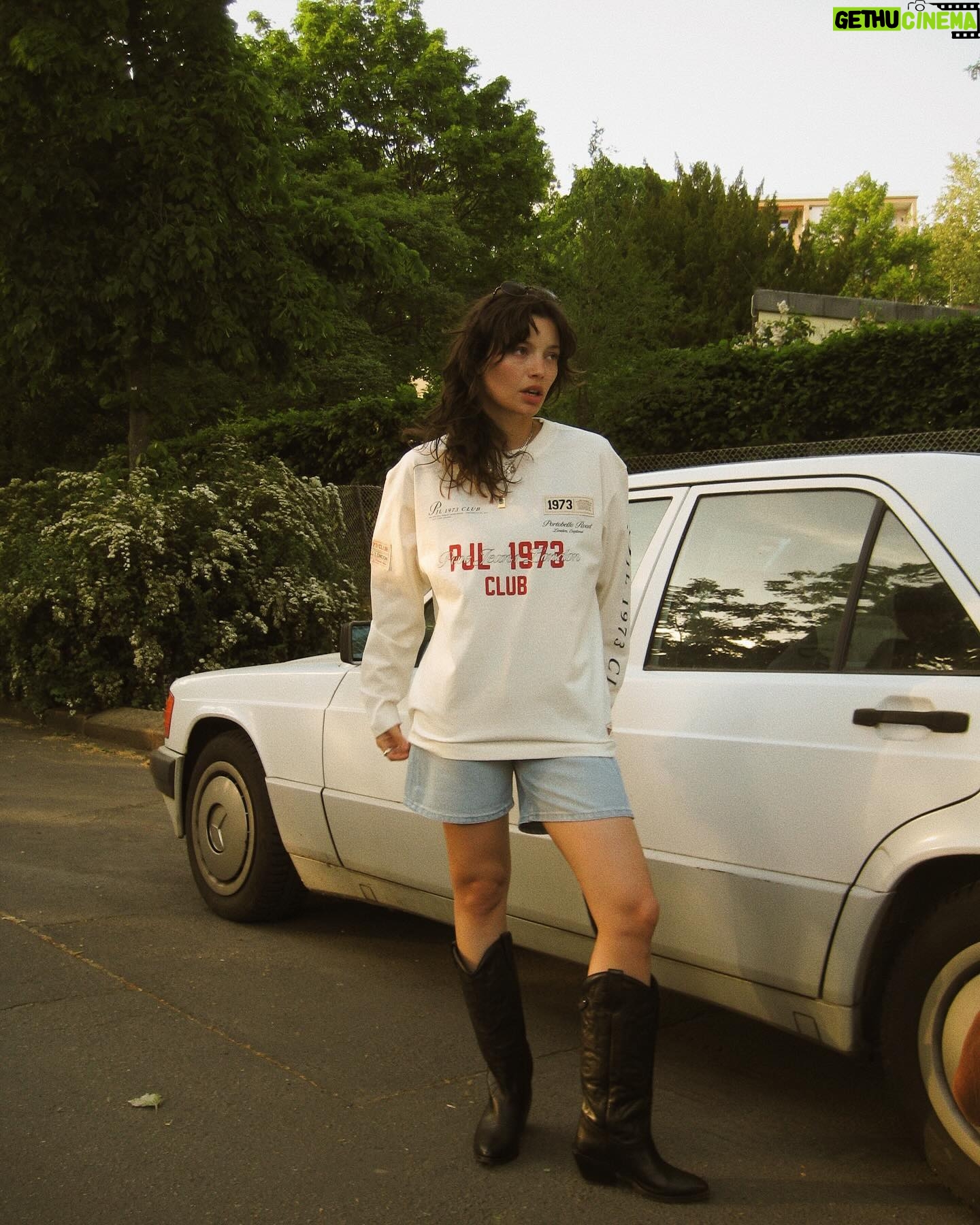 Vivien König - 1.9K Likes - ad| sunset walks in spring 🌼welcome to the 1973 Club capsule by @pepejeans #PepeJeansLondon // photos @e.nek.o