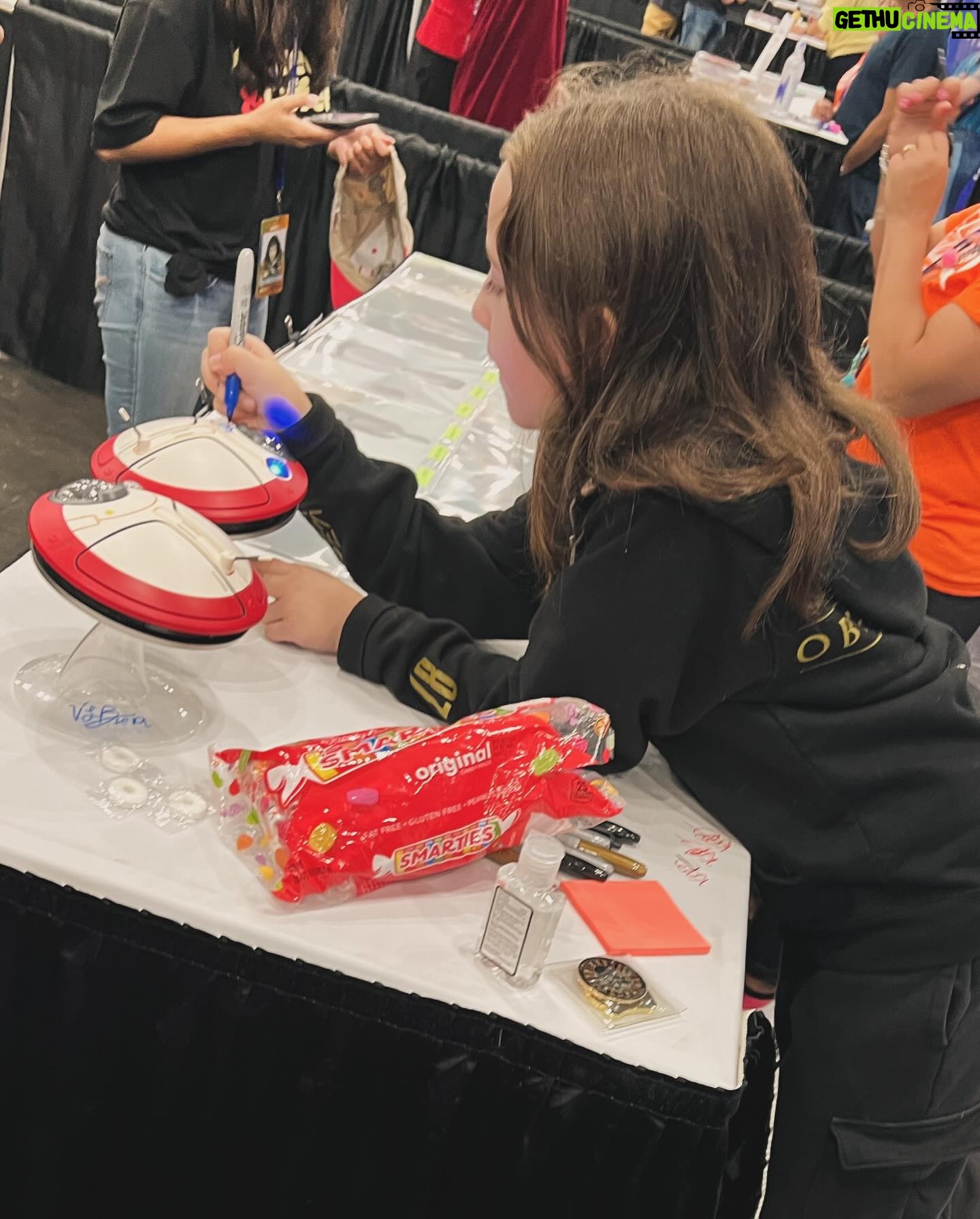 Vivien Lyra Blair Instagram - Having a great time at @houstoncomicpalooza 👀