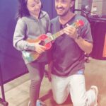 Vivien Lyra Blair Instagram – Just jamming with @t22felton at @fanexpodenver 👀

#vivienlyrablair #youngleia #obiwankenobi #denver #dracomalfoy #ukelele
