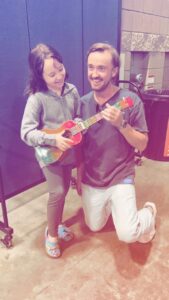 Vivien Lyra Blair Instagram - Just jamming with @t22felton at @fanexpodenver 👀 #vivienlyrablair #youngleia #obiwankenobi #denver #dracomalfoy #ukelele