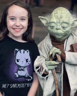 Vivien Lyra Blair Instagram - So… this happened… (😳 Mar🐪) 

The force was strong this weekend at @fanexposf and I had so much fun. Thank you for having me. 

And thank you @starwars fans for including me in this amazing galaxy. 

#vivienlyrablair #markhamill #ewanmcgregor #yoda #daniellogan #starwars #youngleia #sanfrancisco