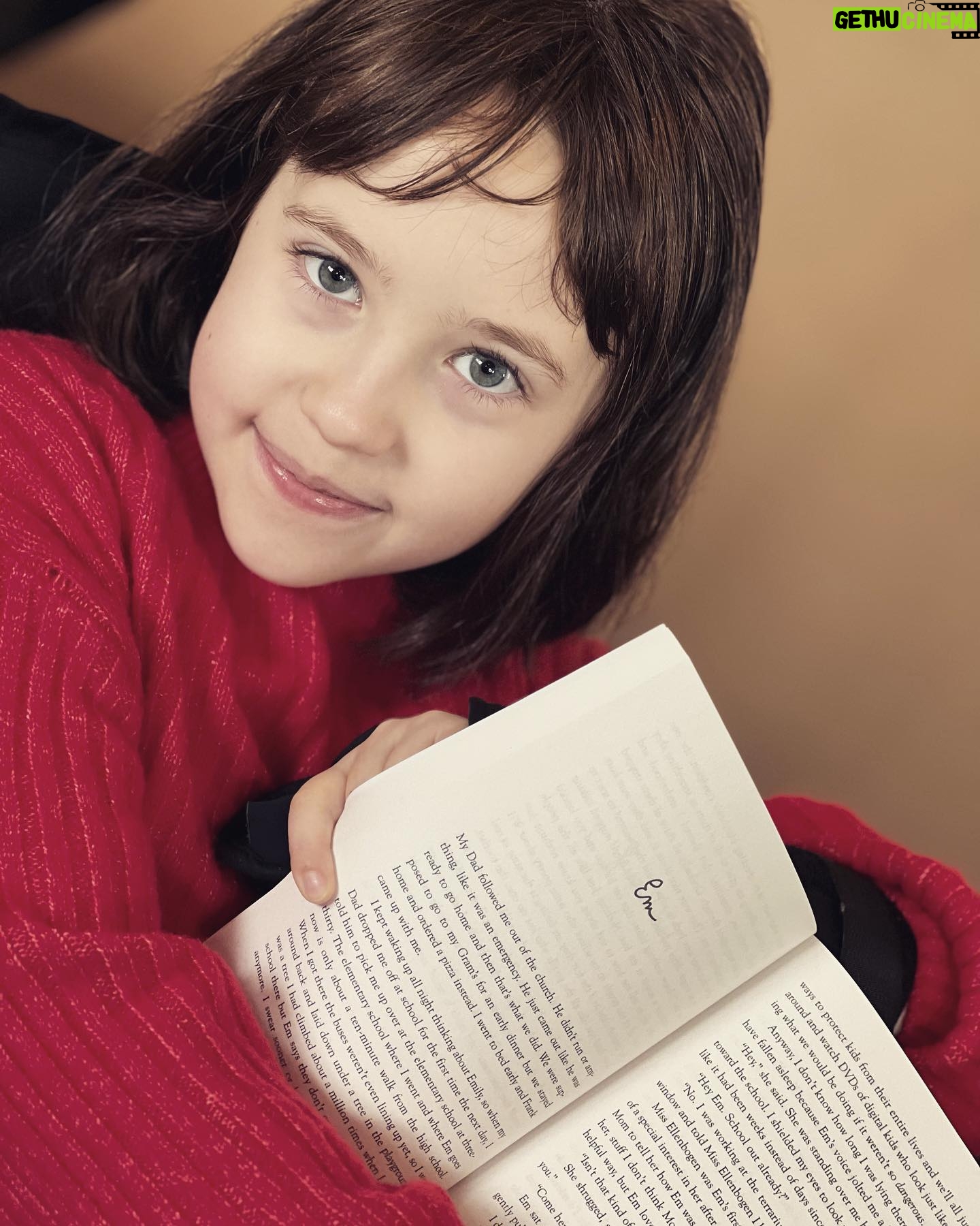 Vivien Lyra Blair Instagram - I like to read the scripts and the books that the movies I do are based on. Here’s me reading #dearzoe by @philipbeard17 😻 I really liked it I think you will to if you like books like this 👀