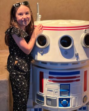 Vivien Lyra Blair Instagram - Got to go to @funko.hollywood today and see all these amazing @originalfunko toys! It’s a really fun place to visit!! Now if we can just get them to add #LittleLeia to their @obiwankenobi collection!!! 🤞🤞Do you all love #HarleyQuinn and #DoctorWho as much as I do?!? I hope you’re all having an amazing Weekend!! (@garinwsparks the 5th pic made me think of you!!!)🤗