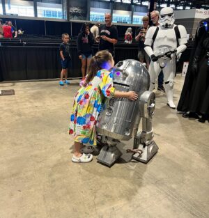 Vivien Lyra Blair Instagram - What an amazing day at @c2e2 thank you @swau_official for inviting me!  And thank you so much to all the wonderful people that came to say hi.
