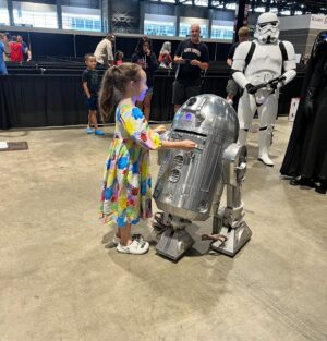 Vivien Lyra Blair Instagram - What an amazing day at @c2e2 thank you @swau_official for inviting me!  And thank you so much to all the wonderful people that came to say hi.
