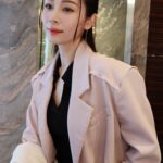 Vivien Yeo Instagram - 打扮的目的只有一個 就是讓自己開心👏 每次細心打扮後 這裡就變成我的私人Runway😆 喜歡嘗試這種簡單的編髮 當自己的造型師😝 來點不一樣的感覺 每次洗頭吹頭時就很想剪短髮 但是打扮時又覺得長髮可以多變 你覺得應該長髮還是短髮呢？