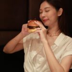 Vivien Yeo Instagram – 祝各位媽媽，還有我自己：母親節快樂❤️

當媽媽的辛苦真的只有在自己成為媽媽之後才能真正了解。
每一位媽媽曾經也只是女孩、女兒、少女
都是需要被疼愛、被照顧、呵護和擁抱的
請好好疼愛媽媽，好好的陪伴她，因為這是我們生命裡所能做的，對母親最好的回報❤️

媽媽們，就算成為了母親，也記得要多多愛自己哦✨