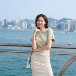 Vivien Yeo Instagram – <Instagram VS Reality Weekend Vibes>

經常上網看到很多人都照片，會覺得好像人人的生活、假日都過得好精緻⋯ 
但其實在完美修飾的照片背後⋯⋯
 
圖4: 其實我今天是完全沒化妝， 只穿牛仔褲， 雖然上衣還是同一件。 然後就一整天不斷的在吃！ 吃烤肉！ 吃雪糕！ 吃很多很多飯！然後就回家睡午覺！ 起身看韓劇！ 然後再吃😝 （ 不要批評我🤫）
 
但我覺得有時我們需要適當的放鬆自己， 幫自己充電，做自己喜歡做的事， 對我來說就是吃睡煲劇😅
 
所以記得， 完美的背後其實有著很多不完美， 但不完美才是完美😝👍
 
最後一張圖： 製造完美照片⋯⋯是個混亂的過程🫣

Photo 1-3 ： Instagram
When you scrolling down through Instagram, it’s easy to think everyone’s life is perfect. But let me tell you, behind the filter, I’m just a regular gal. 

Photo 4-5 ： Reality
Today I ditched the makeup, threw on some comfy clothes, and you know what ? I ate the whole day ! Yes , you read that right, I ate the whole day ！！ice cream and all fatty foods ! And it was amazing 😝👏👏

Sometimes you just need to take a step back, relax and recharge. We all need a little time to unwind and focus on ourselves. And for me, that means binge-watching my favorite Korean dramas, eating my favorite foods, and sleeping in. （don’t judge me🤫)

So, the next time you see a flawless Instagram post, remember that there’s always more to the story – and it’s okay to be imperfect.

Photo 6 ：the making of a perfect Instagram post ….its a hot mess ! 🫣

#instagramvsreality  #realitycheck #BehindTheScenes #TheRealMe