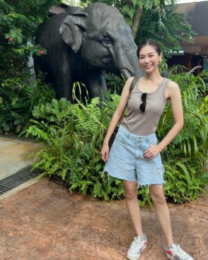 Vivien Yeo Instagram - 結束了新年旅行回到香港了
回來之前去了Singapore住了幾天
在元宵節那天去探望外公外婆
和外婆去巴剎吃她喜歡吃的雞飯
再陪她到大伯公廟拜神

在Singapore 住了幾天
特地帶小孩去Singapore Zoo @mandaiwildlifereserve 
原來帶著兩個2-4歲的小孩去動物園（真正的大動物園） 是那麼具挑戰性的，因為天氣熱加上需要走很多路。

圖1 ：這次特地預訂了 Breakfast in the wild 和動物們一起吃早餐，非常特別的體驗。 一開始女兒見到orang utan 還嚇得尖叫😅😅幸好之後還是肯和動物拍照還大膽的摸蟒蛇😆

圖8 ： Boon Lay 大伯公廟

圖9&10 ： 和小孩一起搭飛機，我唯一看的節目就是Peppa Pig ，9mins 的Peppa Pig，不斷重複，我看了接近4小時😵‍💫😵‍💫。吃雪糕是我最開心的時候😵‍💫😵‍💫

總的來說，旅程雖然很忙碌有點小累，不斷忙著顧小孩。但是能帶他們回去過年，和他們一起體驗很多新事物，一切都是值得的❤️❤️