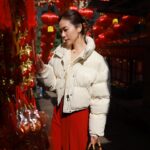 Vivien Yeo Instagram – 看圖一大家猜得到這是哪裡嗎？
這裡經常有很多網紅、遊客來打卡
新年的時候這裡也充滿年味
所以今年我也來這裡拍些有年味的照片
和買些新年裝飾

一開始拍的照片就像圖8 、圖9
不是很多人在你旁邊，就是有個人躲在你身後😅😂

最後終於被我找到很有感覺的角度
還能成功避開人群

最後出來的感覺好好啊😍
找到好角度也需要有好朋友 @jenniferjshum 幫忙掌鏡才行，謝謝你😘😘

我們拍了20-30mins 吧
沒有拍很多
兩人加一起一共1000多張照片而已😎

快趁新年過去拍些有年味的照片吧！

#石板街