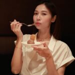 Vivien Yeo Instagram – 祝各位媽媽，還有我自己：母親節快樂❤️

當媽媽的辛苦真的只有在自己成為媽媽之後才能真正了解。
每一位媽媽曾經也只是女孩、女兒、少女
都是需要被疼愛、被照顧、呵護和擁抱的
請好好疼愛媽媽，好好的陪伴她，因為這是我們生命裡所能做的，對母親最好的回報❤️

媽媽們，就算成為了母親，也記得要多多愛自己哦✨