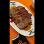 Vivien Yeo Instagram – <Instagram VS Reality Weekend Vibes>

經常上網看到很多人都照片，會覺得好像人人的生活、假日都過得好精緻⋯ 
但其實在完美修飾的照片背後⋯⋯
 
圖4: 其實我今天是完全沒化妝， 只穿牛仔褲， 雖然上衣還是同一件。 然後就一整天不斷的在吃！ 吃烤肉！ 吃雪糕！ 吃很多很多飯！然後就回家睡午覺！ 起身看韓劇！ 然後再吃😝 （ 不要批評我🤫）
 
但我覺得有時我們需要適當的放鬆自己， 幫自己充電，做自己喜歡做的事， 對我來說就是吃睡煲劇😅
 
所以記得， 完美的背後其實有著很多不完美， 但不完美才是完美😝👍
 
最後一張圖： 製造完美照片⋯⋯是個混亂的過程🫣

Photo 1-3 ： Instagram
When you scrolling down through Instagram, it’s easy to think everyone’s life is perfect. But let me tell you, behind the filter, I’m just a regular gal. 

Photo 4-5 ： Reality
Today I ditched the makeup, threw on some comfy clothes, and you know what ? I ate the whole day ! Yes , you read that right, I ate the whole day ！！ice cream and all fatty foods ! And it was amazing 😝👏👏

Sometimes you just need to take a step back, relax and recharge. We all need a little time to unwind and focus on ourselves. And for me, that means binge-watching my favorite Korean dramas, eating my favorite foods, and sleeping in. （don’t judge me🤫)

So, the next time you see a flawless Instagram post, remember that there’s always more to the story – and it’s okay to be imperfect.

Photo 6 ：the making of a perfect Instagram post ….its a hot mess ! 🫣

#instagramvsreality  #realitycheck #BehindTheScenes #TheRealMe