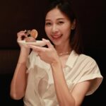 Vivien Yeo Instagram – 祝各位媽媽，還有我自己：母親節快樂❤️

當媽媽的辛苦真的只有在自己成為媽媽之後才能真正了解。
每一位媽媽曾經也只是女孩、女兒、少女
都是需要被疼愛、被照顧、呵護和擁抱的
請好好疼愛媽媽，好好的陪伴她，因為這是我們生命裡所能做的，對母親最好的回報❤️

媽媽們，就算成為了母親，也記得要多多愛自己哦✨
