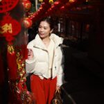 Vivien Yeo Instagram – 看圖一大家猜得到這是哪裡嗎？
這裡經常有很多網紅、遊客來打卡
新年的時候這裡也充滿年味
所以今年我也來這裡拍些有年味的照片
和買些新年裝飾

一開始拍的照片就像圖8 、圖9
不是很多人在你旁邊，就是有個人躲在你身後😅😂

最後終於被我找到很有感覺的角度
還能成功避開人群

最後出來的感覺好好啊😍
找到好角度也需要有好朋友 @jenniferjshum 幫忙掌鏡才行，謝謝你😘😘

我們拍了20-30mins 吧
沒有拍很多
兩人加一起一共1000多張照片而已😎

快趁新年過去拍些有年味的照片吧！

#石板街