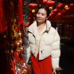 Vivien Yeo Instagram - 看圖一大家猜得到這是哪裡嗎？ 這裡經常有很多網紅、遊客來打卡 新年的時候這裡也充滿年味 所以今年我也來這裡拍些有年味的照片 和買些新年裝飾 一開始拍的照片就像圖8 、圖9 不是很多人在你旁邊，就是有個人躲在你身後😅😂 最後終於被我找到很有感覺的角度 還能成功避開人群 最後出來的感覺好好啊😍 找到好角度也需要有好朋友 @jenniferjshum 幫忙掌鏡才行，謝謝你😘😘 我們拍了20-30mins 吧 沒有拍很多 兩人加一起一共1000多張照片而已😎 快趁新年過去拍些有年味的照片吧！ #石板街