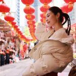 Vivien Yeo Instagram - 看圖一大家猜得到這是哪裡嗎？ 這裡經常有很多網紅、遊客來打卡 新年的時候這裡也充滿年味 所以今年我也來這裡拍些有年味的照片 和買些新年裝飾 一開始拍的照片就像圖8 、圖9 不是很多人在你旁邊，就是有個人躲在你身後😅😂 最後終於被我找到很有感覺的角度 還能成功避開人群 最後出來的感覺好好啊😍 找到好角度也需要有好朋友 @jenniferjshum 幫忙掌鏡才行，謝謝你😘😘 我們拍了20-30mins 吧 沒有拍很多 兩人加一起一共1000多張照片而已😎 快趁新年過去拍些有年味的照片吧！ #石板街