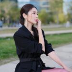 Vivien Yeo Instagram – 你以為我平時回公司時的樣子
VS
我真正回公司時的樣子🤪
（更多時候是連口紅都省下，直接戴口罩😂）
哪來那麼多時間天天化濃妝整頭啊
你以為我真的不用工作不用顧小孩啊😝

週五愉快啦❤️