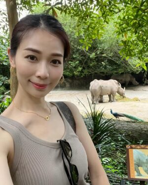 Vivien Yeo Instagram - 結束了新年旅行回到香港了
回來之前去了Singapore住了幾天
在元宵節那天去探望外公外婆
和外婆去巴剎吃她喜歡吃的雞飯
再陪她到大伯公廟拜神

在Singapore 住了幾天
特地帶小孩去Singapore Zoo @mandaiwildlifereserve 
原來帶著兩個2-4歲的小孩去動物園（真正的大動物園） 是那麼具挑戰性的，因為天氣熱加上需要走很多路。

圖1 ：這次特地預訂了 Breakfast in the wild 和動物們一起吃早餐，非常特別的體驗。 一開始女兒見到orang utan 還嚇得尖叫😅😅幸好之後還是肯和動物拍照還大膽的摸蟒蛇😆

圖8 ： Boon Lay 大伯公廟

圖9&10 ： 和小孩一起搭飛機，我唯一看的節目就是Peppa Pig ，9mins 的Peppa Pig，不斷重複，我看了接近4小時😵‍💫😵‍💫。吃雪糕是我最開心的時候😵‍💫😵‍💫

總的來說，旅程雖然很忙碌有點小累，不斷忙著顧小孩。但是能帶他們回去過年，和他們一起體驗很多新事物，一切都是值得的❤️❤️