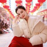 Vivien Yeo Instagram - 看圖一大家猜得到這是哪裡嗎？ 這裡經常有很多網紅、遊客來打卡 新年的時候這裡也充滿年味 所以今年我也來這裡拍些有年味的照片 和買些新年裝飾 一開始拍的照片就像圖8 、圖9 不是很多人在你旁邊，就是有個人躲在你身後😅😂 最後終於被我找到很有感覺的角度 還能成功避開人群 最後出來的感覺好好啊😍 找到好角度也需要有好朋友 @jenniferjshum 幫忙掌鏡才行，謝謝你😘😘 我們拍了20-30mins 吧 沒有拍很多 兩人加一起一共1000多張照片而已😎 快趁新年過去拍些有年味的照片吧！ #石板街
