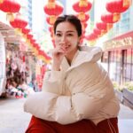 Vivien Yeo Instagram - 看圖一大家猜得到這是哪裡嗎？ 這裡經常有很多網紅、遊客來打卡 新年的時候這裡也充滿年味 所以今年我也來這裡拍些有年味的照片 和買些新年裝飾 一開始拍的照片就像圖8 、圖9 不是很多人在你旁邊，就是有個人躲在你身後😅😂 最後終於被我找到很有感覺的角度 還能成功避開人群 最後出來的感覺好好啊😍 找到好角度也需要有好朋友 @jenniferjshum 幫忙掌鏡才行，謝謝你😘😘 我們拍了20-30mins 吧 沒有拍很多 兩人加一起一共1000多張照片而已😎 快趁新年過去拍些有年味的照片吧！ #石板街