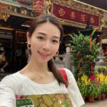 Vivien Yeo Instagram - 結束了新年旅行回到香港了 回來之前去了Singapore住了幾天 在元宵節那天去探望外公外婆 和外婆去巴剎吃她喜歡吃的雞飯 再陪她到大伯公廟拜神 在Singapore 住了幾天 特地帶小孩去Singapore Zoo @mandaiwildlifereserve 原來帶著兩個2-4歲的小孩去動物園（真正的大動物園） 是那麼具挑戰性的，因為天氣熱加上需要走很多路。 圖1 ：這次特地預訂了 Breakfast in the wild 和動物們一起吃早餐，非常特別的體驗。 一開始女兒見到orang utan 還嚇得尖叫😅😅幸好之後還是肯和動物拍照還大膽的摸蟒蛇😆 圖8 ： Boon Lay 大伯公廟 圖9&10 ： 和小孩一起搭飛機，我唯一看的節目就是Peppa Pig ，9mins 的Peppa Pig，不斷重複，我看了接近4小時😵‍💫😵‍💫。吃雪糕是我最開心的時候😵‍💫😵‍💫 總的來說，旅程雖然很忙碌有點小累，不斷忙著顧小孩。但是能帶他們回去過年，和他們一起體驗很多新事物，一切都是值得的❤️❤️