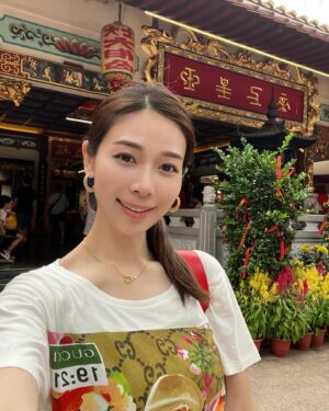 Vivien Yeo Instagram - 結束了新年旅行回到香港了
回來之前去了Singapore住了幾天
在元宵節那天去探望外公外婆
和外婆去巴剎吃她喜歡吃的雞飯
再陪她到大伯公廟拜神

在Singapore 住了幾天
特地帶小孩去Singapore Zoo @mandaiwildlifereserve 
原來帶著兩個2-4歲的小孩去動物園（真正的大動物園） 是那麼具挑戰性的，因為天氣熱加上需要走很多路。

圖1 ：這次特地預訂了 Breakfast in the wild 和動物們一起吃早餐，非常特別的體驗。 一開始女兒見到orang utan 還嚇得尖叫😅😅幸好之後還是肯和動物拍照還大膽的摸蟒蛇😆

圖8 ： Boon Lay 大伯公廟

圖9&10 ： 和小孩一起搭飛機，我唯一看的節目就是Peppa Pig ，9mins 的Peppa Pig，不斷重複，我看了接近4小時😵‍💫😵‍💫。吃雪糕是我最開心的時候😵‍💫😵‍💫

總的來說，旅程雖然很忙碌有點小累，不斷忙著顧小孩。但是能帶他們回去過年，和他們一起體驗很多新事物，一切都是值得的❤️❤️