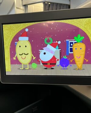 Vivien Yeo Instagram - 結束了新年旅行回到香港了
回來之前去了Singapore住了幾天
在元宵節那天去探望外公外婆
和外婆去巴剎吃她喜歡吃的雞飯
再陪她到大伯公廟拜神

在Singapore 住了幾天
特地帶小孩去Singapore Zoo @mandaiwildlifereserve 
原來帶著兩個2-4歲的小孩去動物園（真正的大動物園） 是那麼具挑戰性的，因為天氣熱加上需要走很多路。

圖1 ：這次特地預訂了 Breakfast in the wild 和動物們一起吃早餐，非常特別的體驗。 一開始女兒見到orang utan 還嚇得尖叫😅😅幸好之後還是肯和動物拍照還大膽的摸蟒蛇😆

圖8 ： Boon Lay 大伯公廟

圖9&10 ： 和小孩一起搭飛機，我唯一看的節目就是Peppa Pig ，9mins 的Peppa Pig，不斷重複，我看了接近4小時😵‍💫😵‍💫。吃雪糕是我最開心的時候😵‍💫😵‍💫

總的來說，旅程雖然很忙碌有點小累，不斷忙著顧小孩。但是能帶他們回去過年，和他們一起體驗很多新事物，一切都是值得的❤️❤️