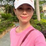 Vivien Yeo Instagram – 你以為我平時回公司時的樣子
VS
我真正回公司時的樣子🤪
（更多時候是連口紅都省下，直接戴口罩😂）
哪來那麼多時間天天化濃妝整頭啊
你以為我真的不用工作不用顧小孩啊😝

週五愉快啦❤️