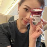 Vivien Yeo Instagram - 結束了新年旅行回到香港了 回來之前去了Singapore住了幾天 在元宵節那天去探望外公外婆 和外婆去巴剎吃她喜歡吃的雞飯 再陪她到大伯公廟拜神 在Singapore 住了幾天 特地帶小孩去Singapore Zoo @mandaiwildlifereserve 原來帶著兩個2-4歲的小孩去動物園（真正的大動物園） 是那麼具挑戰性的，因為天氣熱加上需要走很多路。 圖1 ：這次特地預訂了 Breakfast in the wild 和動物們一起吃早餐，非常特別的體驗。 一開始女兒見到orang utan 還嚇得尖叫😅😅幸好之後還是肯和動物拍照還大膽的摸蟒蛇😆 圖8 ： Boon Lay 大伯公廟 圖9&10 ： 和小孩一起搭飛機，我唯一看的節目就是Peppa Pig ，9mins 的Peppa Pig，不斷重複，我看了接近4小時😵‍💫😵‍💫。吃雪糕是我最開心的時候😵‍💫😵‍💫 總的來說，旅程雖然很忙碌有點小累，不斷忙著顧小孩。但是能帶他們回去過年，和他們一起體驗很多新事物，一切都是值得的❤️❤️