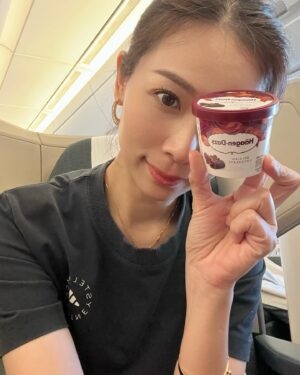 Vivien Yeo Instagram - 結束了新年旅行回到香港了
回來之前去了Singapore住了幾天
在元宵節那天去探望外公外婆
和外婆去巴剎吃她喜歡吃的雞飯
再陪她到大伯公廟拜神

在Singapore 住了幾天
特地帶小孩去Singapore Zoo @mandaiwildlifereserve 
原來帶著兩個2-4歲的小孩去動物園（真正的大動物園） 是那麼具挑戰性的，因為天氣熱加上需要走很多路。

圖1 ：這次特地預訂了 Breakfast in the wild 和動物們一起吃早餐，非常特別的體驗。 一開始女兒見到orang utan 還嚇得尖叫😅😅幸好之後還是肯和動物拍照還大膽的摸蟒蛇😆

圖8 ： Boon Lay 大伯公廟

圖9&10 ： 和小孩一起搭飛機，我唯一看的節目就是Peppa Pig ，9mins 的Peppa Pig，不斷重複，我看了接近4小時😵‍💫😵‍💫。吃雪糕是我最開心的時候😵‍💫😵‍💫

總的來說，旅程雖然很忙碌有點小累，不斷忙著顧小孩。但是能帶他們回去過年，和他們一起體驗很多新事物，一切都是值得的❤️❤️