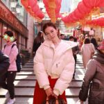 Vivien Yeo Instagram - 看圖一大家猜得到這是哪裡嗎？ 這裡經常有很多網紅、遊客來打卡 新年的時候這裡也充滿年味 所以今年我也來這裡拍些有年味的照片 和買些新年裝飾 一開始拍的照片就像圖8 、圖9 不是很多人在你旁邊，就是有個人躲在你身後😅😂 最後終於被我找到很有感覺的角度 還能成功避開人群 最後出來的感覺好好啊😍 找到好角度也需要有好朋友 @jenniferjshum 幫忙掌鏡才行，謝謝你😘😘 我們拍了20-30mins 吧 沒有拍很多 兩人加一起一共1000多張照片而已😎 快趁新年過去拍些有年味的照片吧！ #石板街