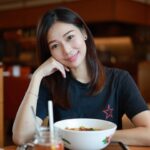 Vivien Yeo Instagram – 剪完頭髮去食蝦面👏👏
每次剪完頭髮心情都特別好
因為覺得自己變美了😆😆
夏天快到了
剪短d清爽d
最緊要，有無年輕d？😂

@labiosthetiquehk @phoebe.hiutung