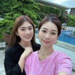 Vivien Yeo Instagram - 元宵節快樂🎉 今年的新年真的好忙 從年廿八一直玩到初十五 從香港、澳門、馬來西亞之後再去Singapore 帶小孩到處和親朋戚友拜年💖 第一次新年過得那麼忙碌充實 幾乎每天都有節目 幾天就開一個party😆 我的小孩讓我的人生變得精彩有趣🥰感恩 回家鄉一定要回四彎島 謝謝堂妹帶我們又吃又玩 @yannne___ @yardnco 小朋友最愛到 @desaruminizoo 喂小動物 這次還有mini kitchen ，女兒第一次煮飯 煎蛋🍳😍還炒了個麵😍 不斷說「媽媽媽媽，我的麵要加油和鹽」🧂😆然後就加了很多油和鹽🤣 雖然天氣真的很熱 但是見到小孩們玩得那麼開心 我就開心🥰🥰