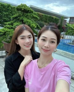Vivien Yeo Instagram - 元宵節快樂🎉 今年的新年真的好忙 從年廿八一直玩到初十五 從香港、澳門、馬來西亞之後再去Singapore 帶小孩到處和親朋戚友拜年💖 第一次新年過得那麼忙碌充實 幾乎每天都有節目 幾天就開一個party😆 我的小孩讓我的人生變得精彩有趣🥰感恩 回家鄉一定要回四彎島 謝謝堂妹帶我們又吃又玩 @yannne___ @yardnco 小朋友最愛到 @desaruminizoo 喂小動物 這次還有mini kitchen ，女兒第一次煮飯 煎蛋🍳😍還炒了個麵😍 不斷說「媽媽媽媽，我的麵要加油和鹽」🧂😆然後就加了很多油和鹽🤣 雖然天氣真的很熱 但是見到小孩們玩得那麼開心 我就開心🥰🥰