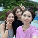Vivien Yeo Instagram - 元宵節快樂🎉 今年的新年真的好忙 從年廿八一直玩到初十五 從香港、澳門、馬來西亞之後再去Singapore 帶小孩到處和親朋戚友拜年💖 第一次新年過得那麼忙碌充實 幾乎每天都有節目 幾天就開一個party😆 我的小孩讓我的人生變得精彩有趣🥰感恩 回家鄉一定要回四彎島 謝謝堂妹帶我們又吃又玩 @yannne___ @yardnco 小朋友最愛到 @desaruminizoo 喂小動物 這次還有mini kitchen ，女兒第一次煮飯 煎蛋🍳😍還炒了個麵😍 不斷說「媽媽媽媽，我的麵要加油和鹽」🧂😆然後就加了很多油和鹽🤣 雖然天氣真的很熱 但是見到小孩們玩得那麼開心 我就開心🥰🥰