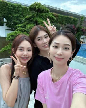 Vivien Yeo Instagram - 元宵節快樂🎉
今年的新年真的好忙
從年廿八一直玩到初十五
從香港、澳門、馬來西亞之後再去Singapore 
帶小孩到處和親朋戚友拜年💖
第一次新年過得那麼忙碌充實
幾乎每天都有節目
幾天就開一個party😆
我的小孩讓我的人生變得精彩有趣🥰感恩

回家鄉一定要回四彎島
謝謝堂妹帶我們又吃又玩 @yannne___ 
@yardnco 

小朋友最愛到 @desaruminizoo 喂小動物
這次還有mini kitchen ，女兒第一次煮飯
煎蛋🍳😍還炒了個麵😍

不斷說「媽媽媽媽，我的麵要加油和鹽」🧂😆然後就加了很多油和鹽🤣

雖然天氣真的很熱
但是見到小孩們玩得那麼開心
我就開心🥰🥰