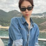 Vivien Yeo Instagram - 趁今天天氣還不錯 帶小孩去海邊放風箏 圖1: 我的baby hairs 好誇張😓 圖3 ： 這款風箏真的很 user-friendly，隨便放一放都能飛得起，就算這樣放著它也能自己放自己😂 圖4 ： 真的很喜歡吃燒味，尤其是叉燒 圖5: 吃飯之前去了灣仔買雞蛋仔，好久好久沒吃了，以前同一條街有2-3間賣小食的店舖，現在只剩一間了 明天天氣開始轉冷了 突然想起以前剛來香港的頭幾年 每年冬天都手腳冰冷，穿很多衣服還是覺得冷，超怕冬天 懂得飲食調理身體後 現在反而更喜歡冷天氣 你又喜歡冷還是熱的天氣呢？
