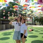 Vivien Yeo Instagram - 元宵節快樂🎉 今年的新年真的好忙 從年廿八一直玩到初十五 從香港、澳門、馬來西亞之後再去Singapore 帶小孩到處和親朋戚友拜年💖 第一次新年過得那麼忙碌充實 幾乎每天都有節目 幾天就開一個party😆 我的小孩讓我的人生變得精彩有趣🥰感恩 回家鄉一定要回四彎島 謝謝堂妹帶我們又吃又玩 @yannne___ @yardnco 小朋友最愛到 @desaruminizoo 喂小動物 這次還有mini kitchen ，女兒第一次煮飯 煎蛋🍳😍還炒了個麵😍 不斷說「媽媽媽媽，我的麵要加油和鹽」🧂😆然後就加了很多油和鹽🤣 雖然天氣真的很熱 但是見到小孩們玩得那麼開心 我就開心🥰🥰