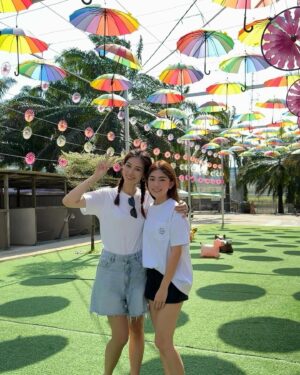 Vivien Yeo Instagram - 元宵節快樂🎉
今年的新年真的好忙
從年廿八一直玩到初十五
從香港、澳門、馬來西亞之後再去Singapore 
帶小孩到處和親朋戚友拜年💖
第一次新年過得那麼忙碌充實
幾乎每天都有節目
幾天就開一個party😆
我的小孩讓我的人生變得精彩有趣🥰感恩

回家鄉一定要回四彎島
謝謝堂妹帶我們又吃又玩 @yannne___ 
@yardnco 

小朋友最愛到 @desaruminizoo 喂小動物
這次還有mini kitchen ，女兒第一次煮飯
煎蛋🍳😍還炒了個麵😍

不斷說「媽媽媽媽，我的麵要加油和鹽」🧂😆然後就加了很多油和鹽🤣

雖然天氣真的很熱
但是見到小孩們玩得那麼開心
我就開心🥰🥰