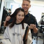 Vivien Yeo Instagram – 剪完頭髮去食蝦面👏👏
每次剪完頭髮心情都特別好
因為覺得自己變美了😆😆
夏天快到了
剪短d清爽d
最緊要，有無年輕d？😂

@labiosthetiquehk @phoebe.hiutung